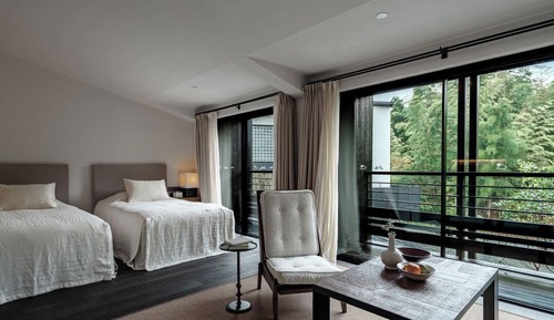 Habitación Signature con 2 camas individuales, balcón, vistas a la montaña