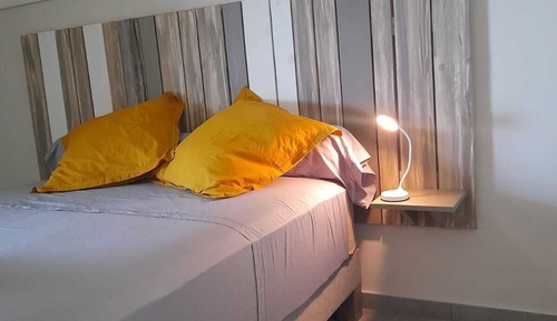 Apartamento clásico, balcón, vistas parciales al mar
