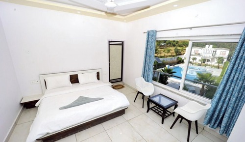 Executive Pool View