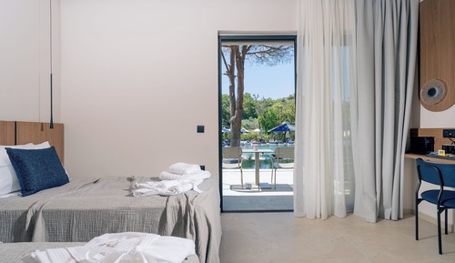 Habitación superior con 1 cama doble o 2 individuales, acceso a la piscina, vistas al jardín