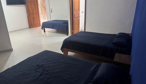 Habitación triple Deluxe, varias camas, baño privado, vistas a la piscina