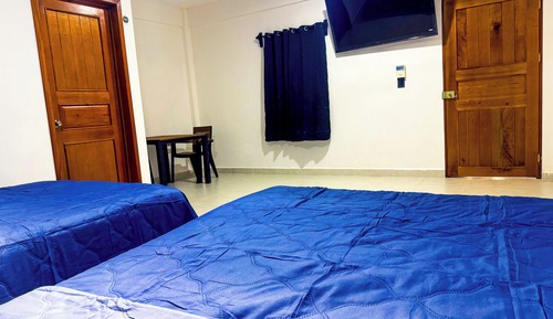 Habitación Deluxe doble, 2 camas de matrimonio, baño privado, vistas a la piscina