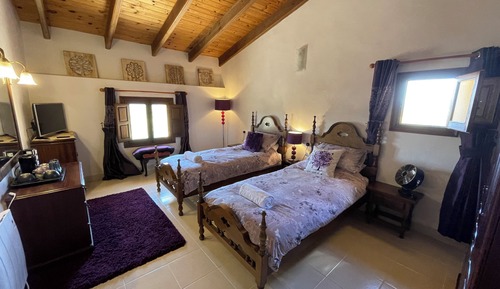 Habitación superior con 2 camas individuales, vistas a la piscina