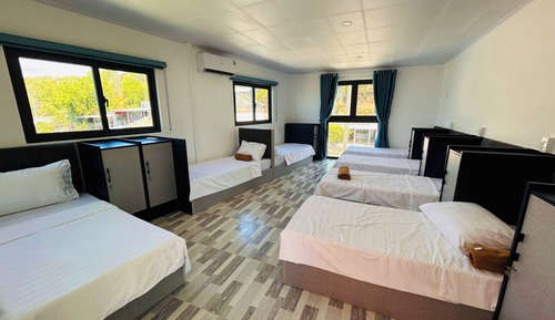 Dormitorio compartido, varias camas, vistas al patio, junto a la playa