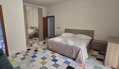 Apartamento superior, 1 cama de matrimonio grande con sofá cama, no fumadores, baño privado