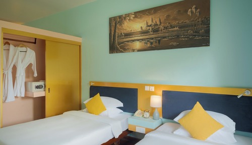 Suite junior, 2 camas individuales, balcón, vistas a la piscina