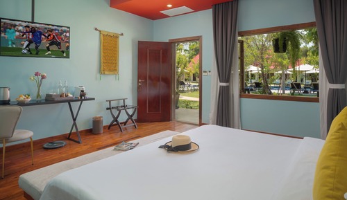 Suite junior, 1 cama de matrimonio grande con sofá cama, bañera, vistas a la piscina
