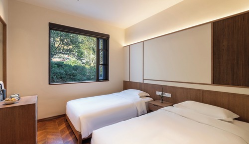 Habitación con 2 camas individuales, vistas a la colina