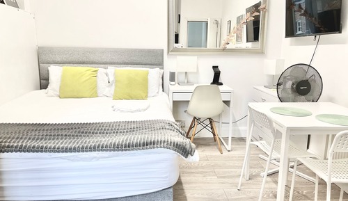 Estudio clásico, 1 cama de matrimonio grande