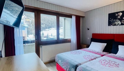 Habitación clásica con 1 cama doble o 2 individuales, balcón, vistas a la montaña
