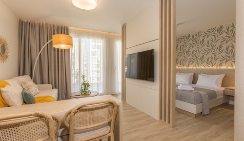 Apartamento superior, balcón, vistas a la ciudad