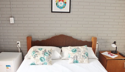 Habitación básica con 2 camas individuales