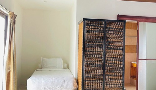 Habitación familiar con 1 cama doble o 2 individuales, balcón, vistas al jardín