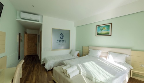 Habitación triple estándar, balcón