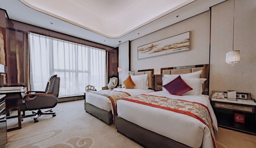 Habitación básica con 2 camas individuales, vistas a la ciudad