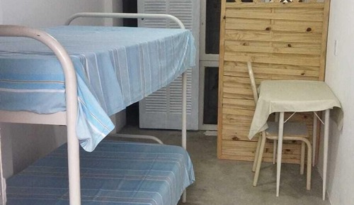 Habitación básica con 2 camas individuales, vistas al patio