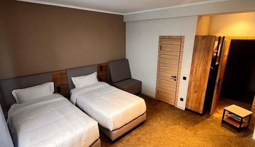 Habitación estándar con 1 cama doble o 2 individuales, vistas a la montaña
