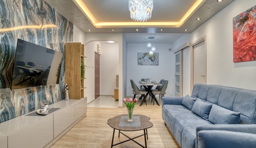 Apartamento de lujo, balcón, vistas parciales al mar