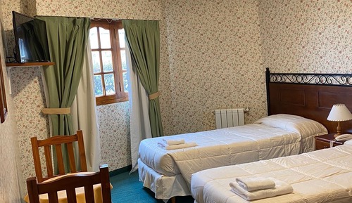 Habitación básica con 2 camas individuales
