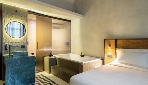 Habitación Deluxe doble, 1 cama de matrimonio grande, baño privado, vistas a la ciudad