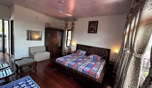 Habitación familiar con 1 cama doble o 2 individuales, balcón, vistas a la montaña