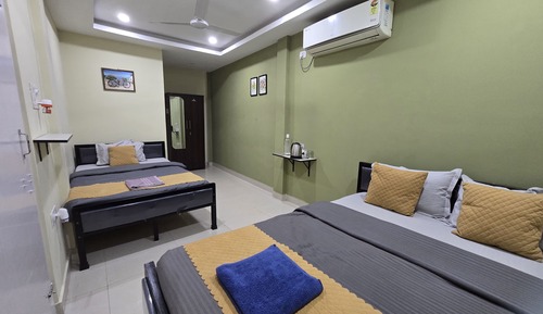Habitación triple, balcón, vistas al jardín