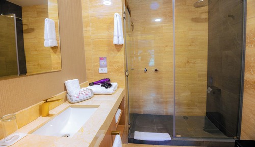 Habitación superior con 2 camas individuales, vistas al jardín