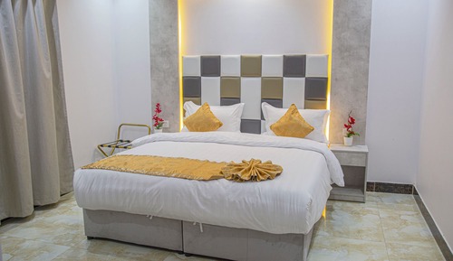 Habitación básica con 1 cama doble o 2 individuales, vistas a la ciudad