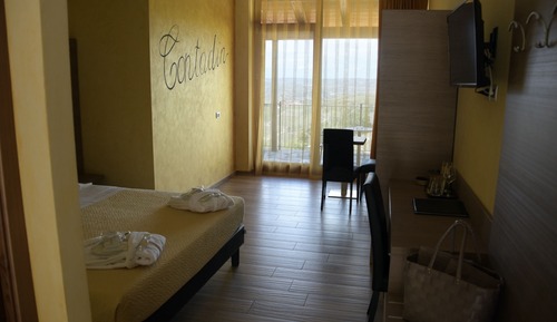 Habitación Confort con 1 cama doble o 2 individuales, vistas a la colina