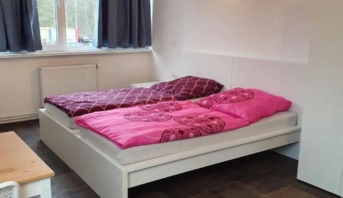 Habitación básica con 2 camas individuales