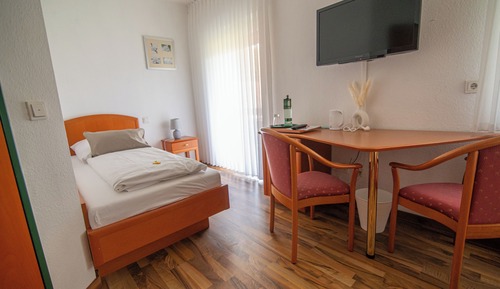 Habitación básica con 1 cama doble o 2 individuales