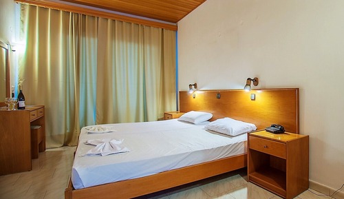 Habitación estándar con 1 cama doble o 2 individuales, balcón