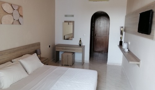 Habitación superior con 1 cama doble o 2 individuales, balcón, vistas a la bahía
