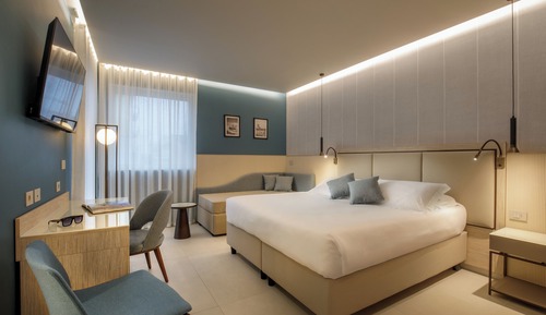 Habitación superior, balcón, vistas parciales al mar