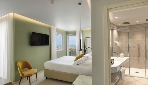 Habitación cuádruple superior, balcón, vistas al mar
