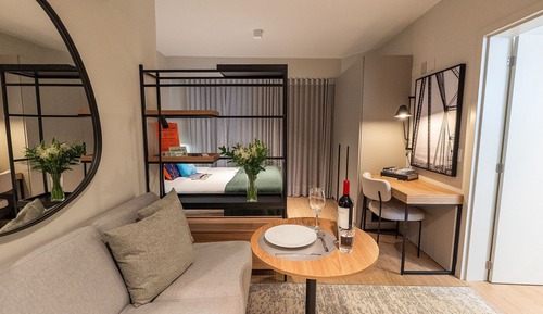 Estudio clásico, 1 cama de matrimonio, terraza