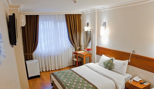 Habitación estándar con 1 cama doble o 2 individuales, vistas a la ciudad