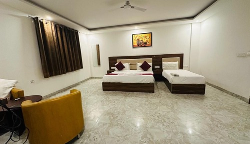 Habitación triple Deluxe, 1 cama de matrimonio grande, vistas a la ciudad