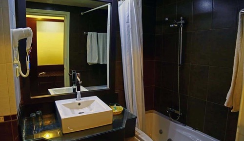 Habitación triple, balcón, vistas al jardín
