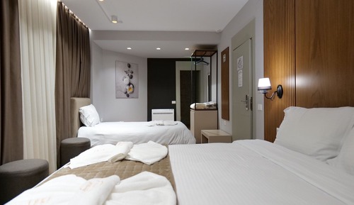 Habitación, balcón, vistas al parque