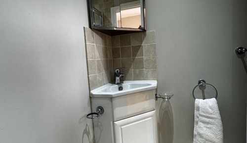 Estudio clásico, baño privado, vistas al jardín