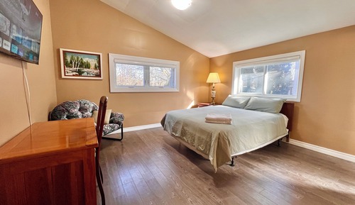 Deluxe Room, 1 Queen Bed, Private Bathroom