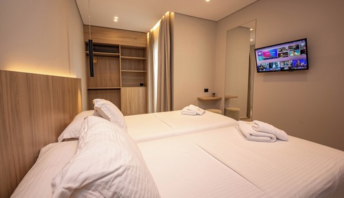 Habitación Deluxe con 1 cama doble o 2 individuales, balcón, vistas parciales al mar