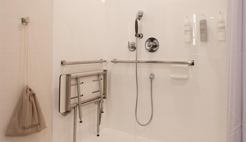 Habitación, 2 camas de matrimonio, accesible para personas con discapacidad (Roll-In Shower)