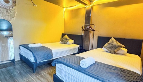 Habitación básica con 2 camas individuales, balcón, vistas al jardín