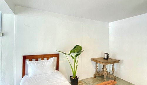 Habitación triple básica, patio