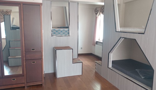 Dormitorio compartido económico, solo para mujeres, vistas a la ciudad