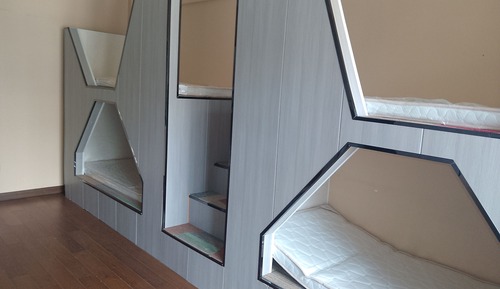 Dormitorio compartido económico, solo para hombres, vistas a la ciudad