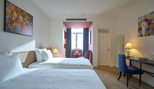 Habitación superior con 2 camas individuales, vistas a la ciudad
