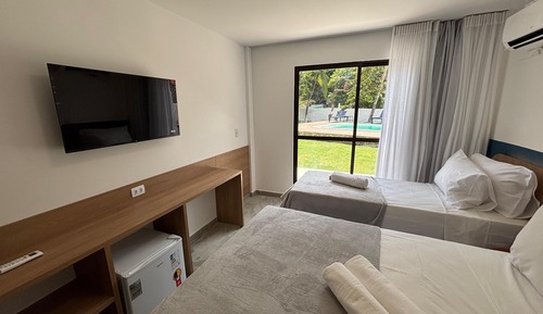 Habitación triple, vistas a la piscina